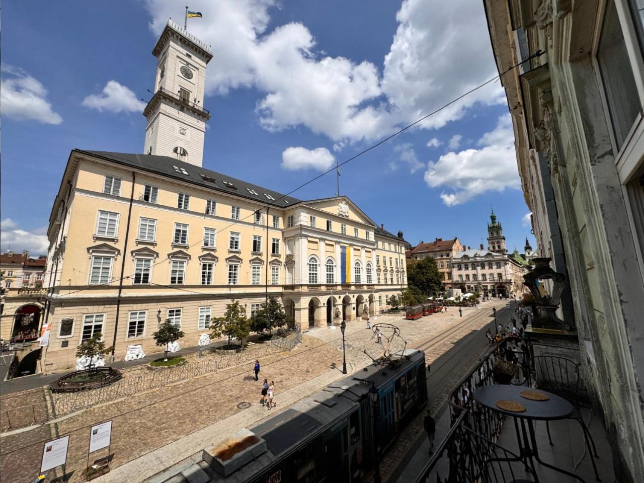 на площі ринок, 20 * Lviv